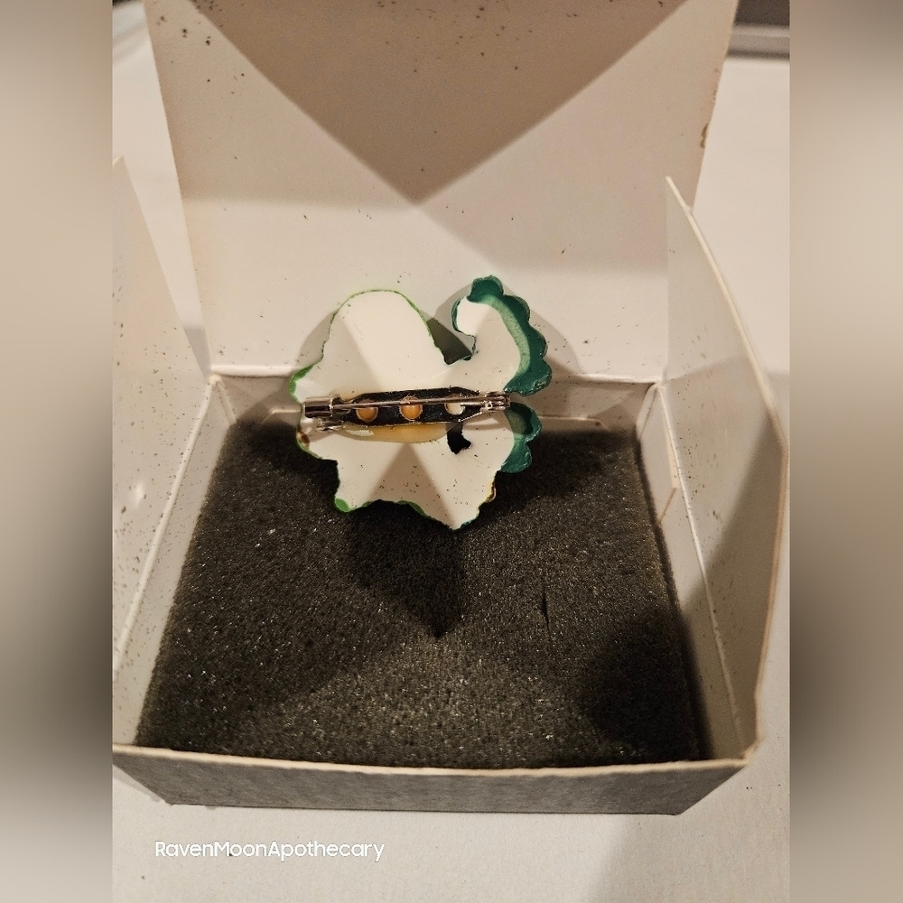 Avon Leprechaun Pin - Picture 2 of 5